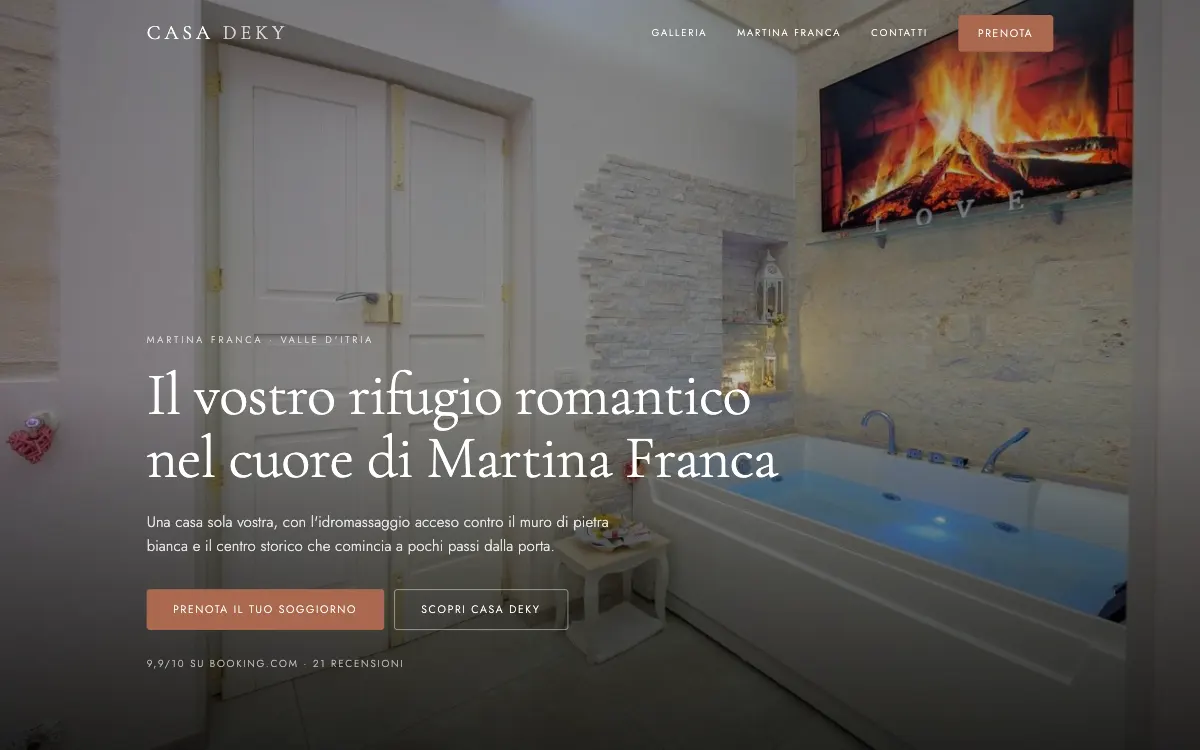 Il sito di Casa Deky su un computer: la vasca idromassaggio sotto la parete in pietra