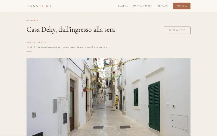 La galleria di Casa Deky, che comincia dal vicolo bianco dove si arriva