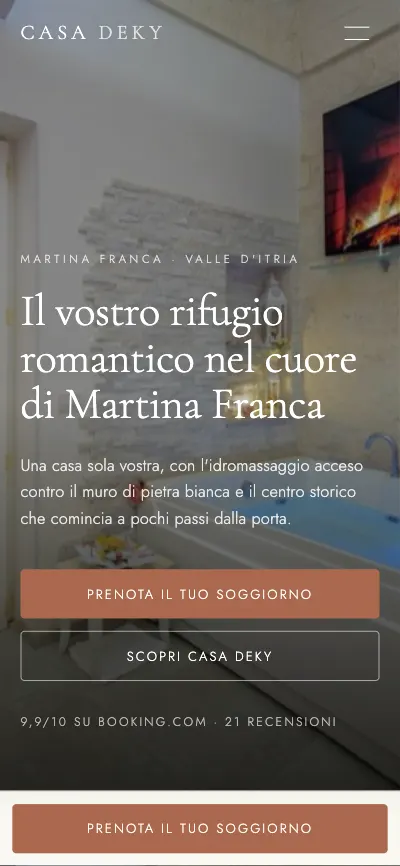 Il sito di Casa Deky sul telefono, con il pulsante Prenota fisso in basso