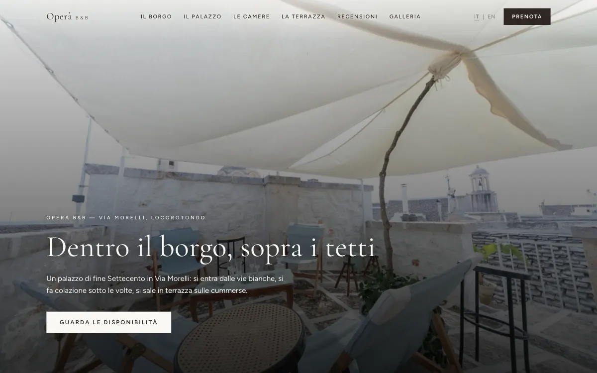 Il sito di Operà su un computer: la terrazza con la tenda e il titolo «Dentro il borgo, sopra i tetti»