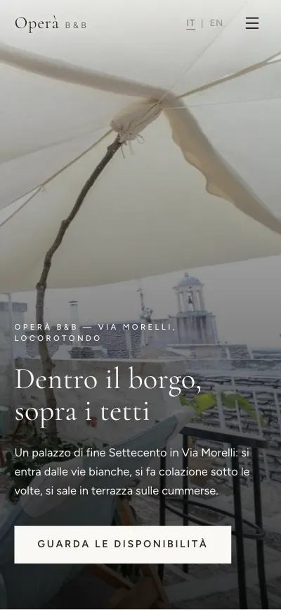 Il sito di Operà sul telefono: la terrazza sopra i tetti di Locorotondo