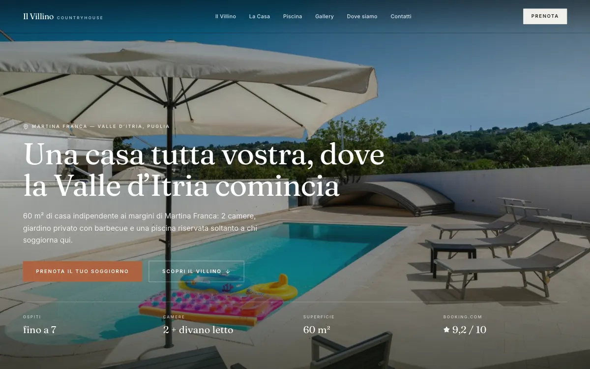 Il sito del Villino su un computer: la piscina, gli ombrelloni e il titolo «Una casa tutta vostra, dove la Valle d'Itria comincia»