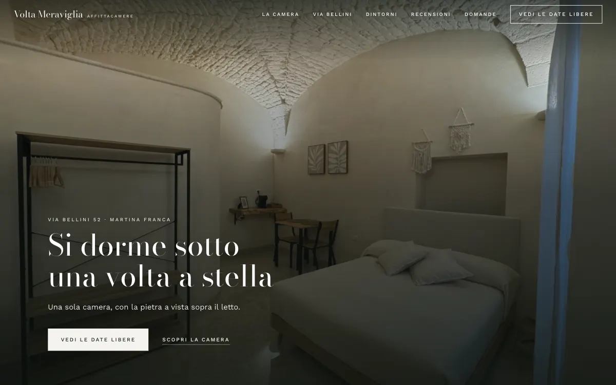 Il sito di Volta Meraviglia su un computer: la camera sotto la volta a stella e il titolo «Si dorme sotto una volta a stella»